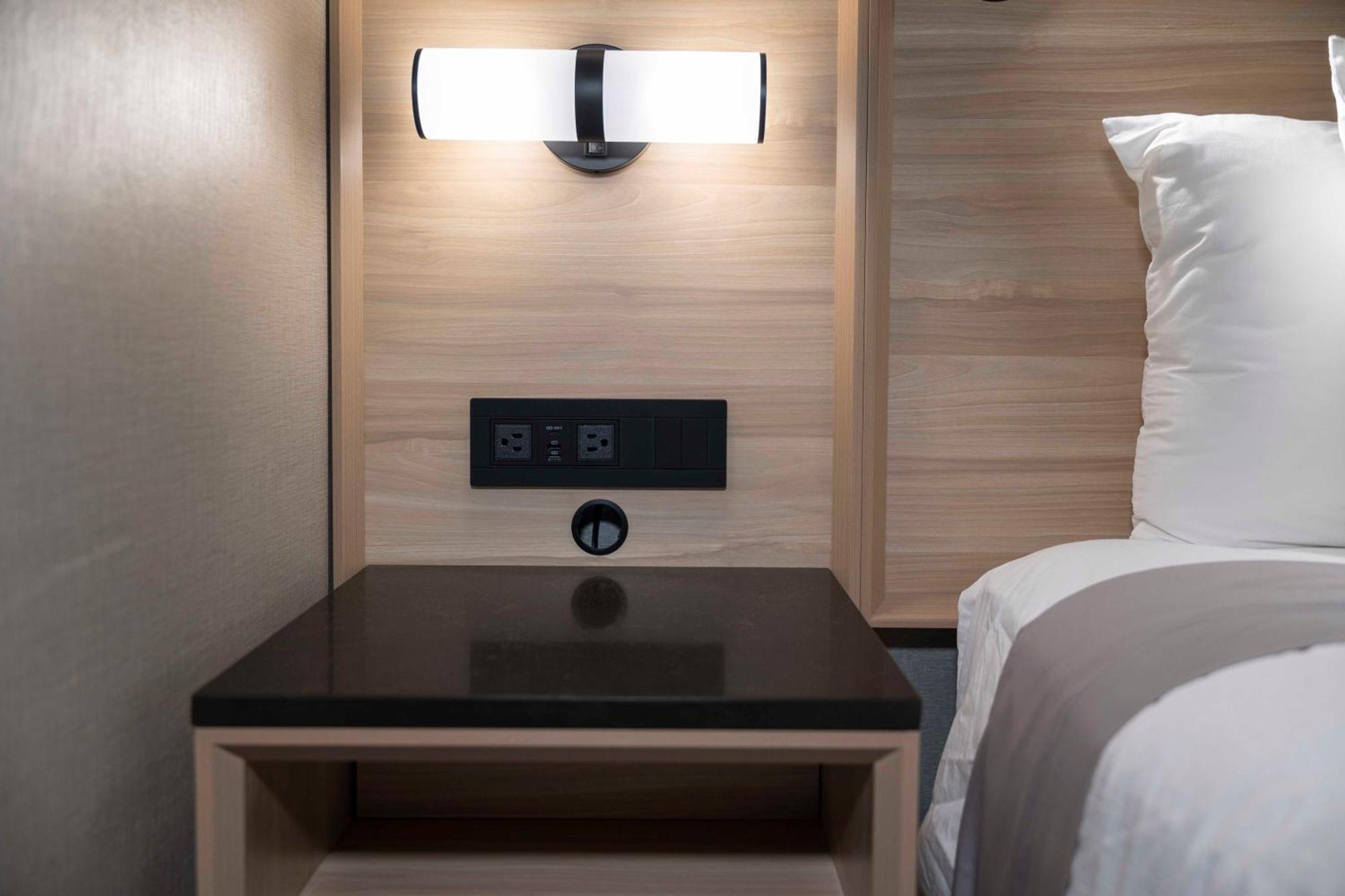 Accent Inns Vancouver Airport Ричмонд Экстерьер фото