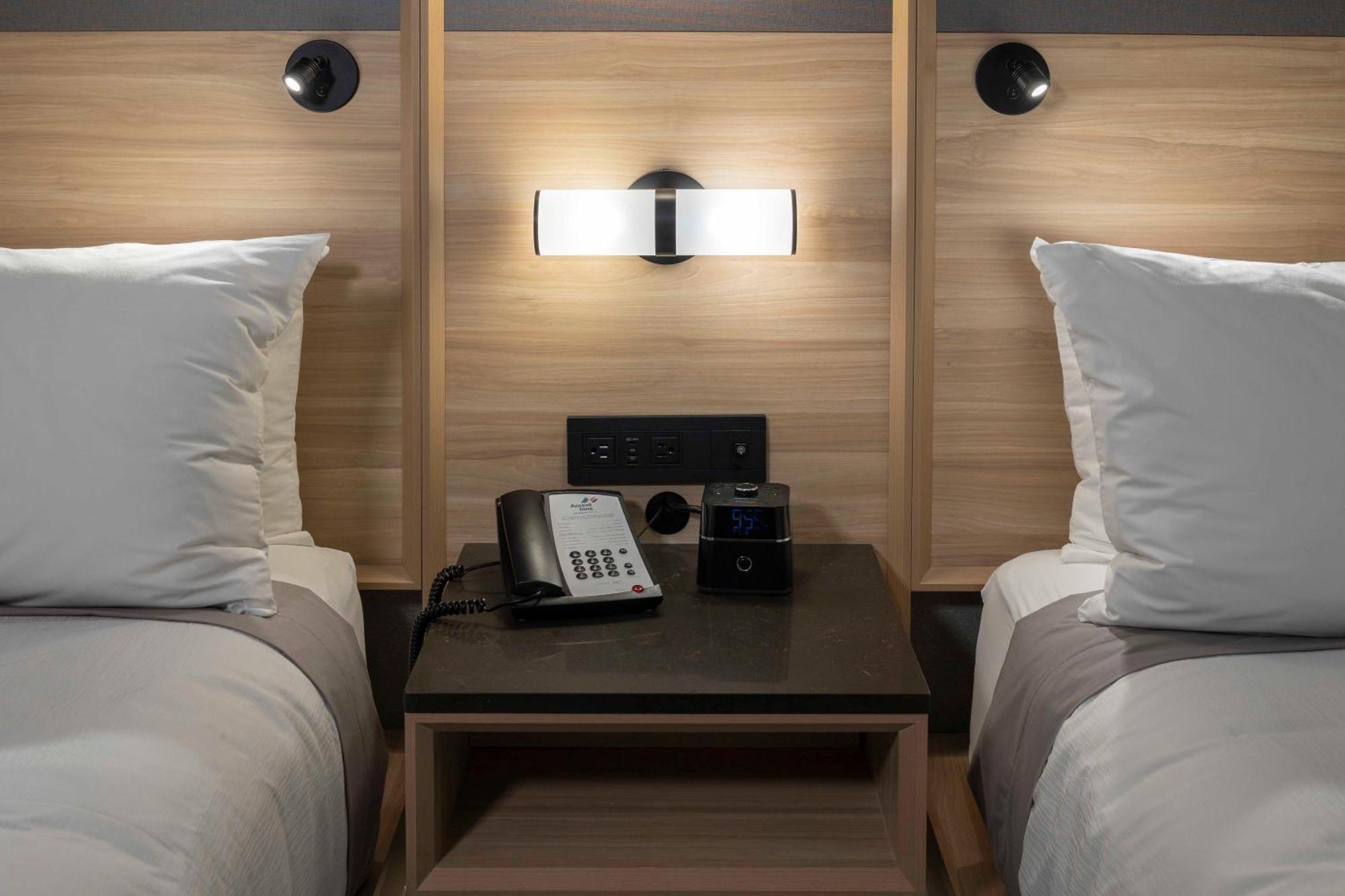 Accent Inns Vancouver Airport Ричмонд Экстерьер фото